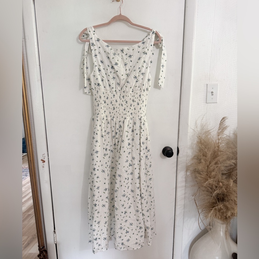 NWT Petal + Pup Leticia White/BlueFloral Tie-Shoulder Smocked Midi Dress size M - Picture 4 of 8